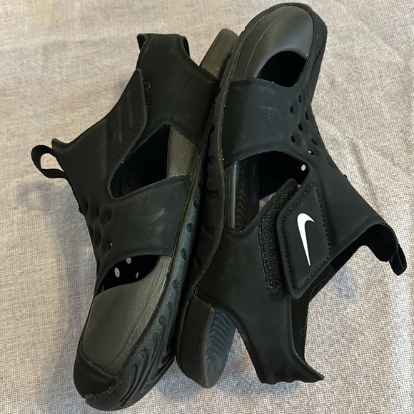 NWOT Nike Youth shoes - Picture 3 of 7